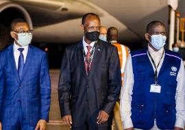 Vaccins réceptionnées à l’Aéroport international Cardinal Bernadin Gantin par le Ministre de la Santé Benjamin Hounkpatin et les membres de l’initiative COVAX