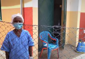 Aminata, guérie d’Ebola, est devenue « garde malade »