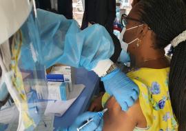 La Directrice du PEV, Dr Elisabeth Mukamba Musenga se fait administrer sa première dose de vaccin Astra Zeneca contre le coronavirus, COVID-19 au site des Cliniques Universitaires de Kinshasa (CUK) en marge de la cérémonie du lancement officiel de la campagne de vaccination