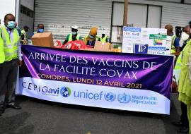 Les Représentants de l'OMS et UNICEF, avec les autorités comoriennes à l'aéroport de Moroni pour la réception des premières doses d'AstraZenica via la facilité Covax