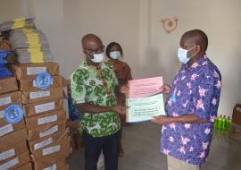 De gauche à droite, Dr Edmond Sossa GBEDO, Coordonnateur Adjoint du PNLH, Mme Hélène Kokoè LAKOUSSAN, Assistante Administrative du PNLH et Dr Mamoudou HAROUNA DJINGAREY, Représentant Résident par intérim de l’OMS au Bénin