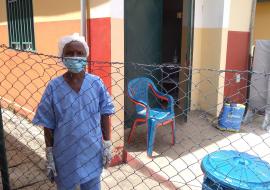 Aminata guérie Ebola et garde malade au centre de traitement