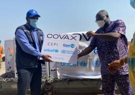 Le Représentant de l'OMS remettant le Don de vaccins COVAX au Ministre des affaires étrangères  de Guinée