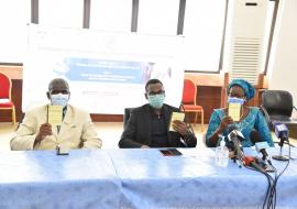 (De gauche vers la droite) le Représentant Résident par intérim de l’OMS, Dr Mamoudou HAROUNA DJINGAREY, le Ministre de la Santé, Prof Benjamin HOUNKPATIN et la Représentante Résidente de l'UNICEF, Mme Djanabou MAHONDE à la table d’honneur lors du point de presse