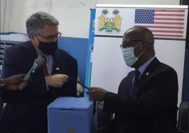 L-R: The US Ambassador to Sierra Leone and the Minister of Health and Sanitation at the official handing over of the J&J COVID-19 vaccines donated by the US Government to Sierra Leone