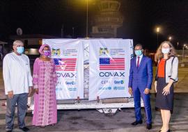 Prof. Benjamin HOUNKPATIN, Ministre de la Santé, Mme Patricia MAHONEY Ambassadeur des États-Unis d’Amérique, Dr Mamoudou HAROUNA DJINGAREY, Représentant Résident par intérim de l’OMS, Mme Djanabou MAHONDE, Représentante de l’UNICEF