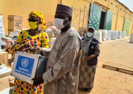 Le ministre de la Santé publique réceptionnant un échantillon du don OMS des mains de la Représentante de l'OMS au Niger