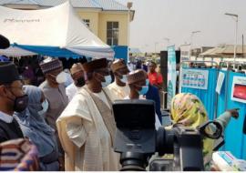 Niger State Governor inspecting some for the screening and testing equipment 2