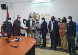 Remise d'un échantillon du lot d'ordinateur par Représentant par intérim de l'OMS en Guinée 