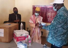 Le Président de la CRD recevant des échantillons des matériels des mains du Représentant de l’OMS en Guinée Le Président de la CRD recevant des échantillons des matériels des mains du Représentant de l’OMS en Guinée