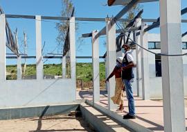 Dr. Crescencio da OMS e Sra Riva Mendonca na parte do Centro de Saúde    de  Topuito destruido pelo ciclone ANA na Provincia de Nampula 