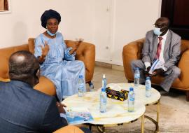 Mme la Ministre lors des échanges avec le Représentant de l’OMS en Guinée ( à droite)