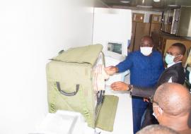 Visite de l’intérieur du laboratoire P3 mobile par la délégation composée par le Ministre de la Santé, Prof. Benjamin HOUNKPATIN, le Conseiller Technique à la Médecine Hospitalière, Dr Dodji Anges DOSSOU, le Coordonnateur Résident du Système des Nations Unies et les chefs d’Agence.