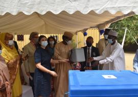 Le Secrétaire d'Etat à la santé et solidarité nationale, Dr Djiddi, remettant un échantillon du vaccins reçus au coordonnateur national du PEV