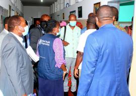 L'équipe d'experts conjoints lors de leur visite au laboratoire de la Faculté de Médecine de l'Université de Kinshasa (UNIKIN) 