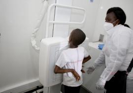 A Kikwit, dans la province du Kwilu, un jeune garçon se fait dépister gratuitement à la tuberculose lors de la campagne de dépistage actif gratuit du Ministère de la Santé Publique, Hygiène et Prévention, grâce aux unités mobiles, alors que le pays figure au 2ème rang parmi les plus touchés en Afrique.