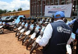 Une vue partielle de 68 motos neuves remises par l'OMS à Mbandaka pour renforcer les activités de surveillance épidémiologique dans un effort pour soutenir la détection précoce des épidémies, permettant la préparation et la réponse efficace