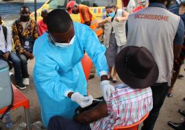 Au quartier 01 de N'djili, une équipe mobile vaccine les personnes éligibles de 18 ans et plus pour les protéger du virus mortel de SARS-CoV-2, à Kinshasa, en RDC --ek 