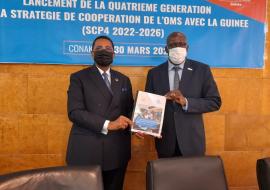 Le Ministre de la Santé et le Représentant de l’OMS présentant la nouvelle stratégie de coopération de l’OMS avec la Guinée
