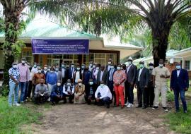 Photo des participants devant la salle de conférence de Mbuela Lodge, à Kisantu lors de l'ouverture de l'atelier IMS en RDC