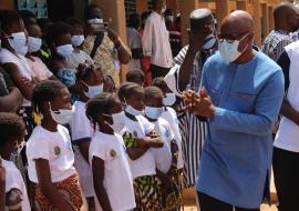 Le Ministre de la santé et de l’hygiène publique, Dr Kargougou, salue les enfants  en attente de recevoir leur dose de vaccin, gardasil4 