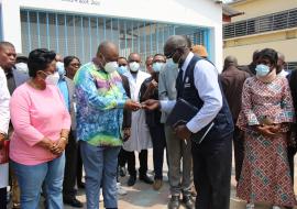 Le Chargé de bureau de l'OMS en RDC remettant les clés des unités de production des Cliniques Universitaires de Kinshasa et de Hôpital de l’Amitié Sino-Congolaise