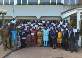 Photo de famille des participants et officiels