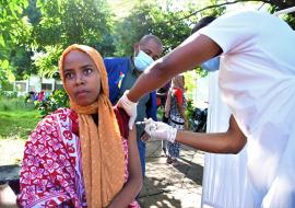 Vaccination d'une écolière du lycée public de Mutsamudu, Anjouan