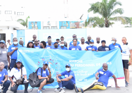 Photo de groupe des participants de la marche « Walk The Talk