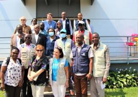 La délégation de l'USAID, conduite par Ellyn Ogden, coordonnatrice mondiale de l'éradication de la poliomyélite de l'USAID, a visité le hub de conservation des vaccins et produits de la vaccination de Kinkole, au sud-est de Kinshasa