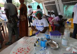A OMS organiza a primeira feira de saúde na Guiné-Bissau.
