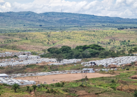 Dans la province du Tanganyika, dans le sud-est de la République démocratique du Congo (RDC), les conflits intercommunautaires et les attaques de groupes armés ont forcé plus de 360 850 personnes, soit environ 10 % de la population, à fuir leurs habitations. Ces personnes déplacées internes sont particulièrement exposées aux maladies à potentiel épidémique, dont la COVID-19.  Avec l'appui financier de l’Union européenne (UE), l’Organisation mondiale de la Santé (OMS) et ses partenaires se sont fortement imp