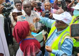 Modeste Mutinga Mutuishayi, Ministre des Affaires sociales, Actions Humanitaires et Solidarité Nationale lançant la vaccination orale contre le choléra au site de Kanyaruchinya, avec le soutien de l'OMS, Gavi et du Groupe international de coordination, ICG.  