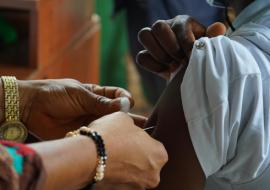 Routinisation de la vaccination contre la COVID-19 à Conakry. Vacciner prioritairement les agents de santé