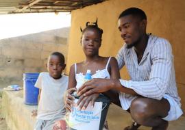 Em Moçambique a OMS ajuda famílias das zonas afetados pelo surto da cólera a se prevenirem da doença.