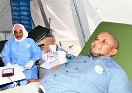 Maître Ahmed Ali Abdallah, avocat au Barreau de Moroni, est venu faire un don de sang sur le site de collecte ouvert par UN Clinic et OMS
