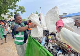 Plus 2 tonnes de déchets ramassées au quartier Zongo dans le cadre de la JME organisée par la  