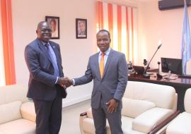 Poignée de main entre (à gauche) Dr KONAN Kouamé Jean, Représentant p.i de l'OMS et Dr Richmond TIEMOKO Représentant de l’UNFPA au Bénin et assurant l’intérim de M. Salvator NIYONZIMA, Coordonnateur Résident du Système des Nations Unies (SNU) au Bénin