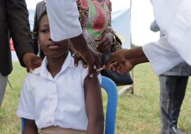 Hezouwè, la 1e à avoir reçu le vaccin contre HPV lors du lancement de la campagne