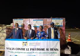 Cerémonie de réception de 215900 doses de vaccins anti paludique par le le Ministre de la Santé, Professeur Benjamin HOUNKPATIN et le Coordonnateur résident du Système des Nations Unies, M. Salvator NIYONZIMA en présence de la Représentante résidente de l'UNICEF au Bénin, du Représentant p.i de l'OMS.