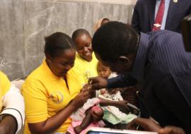 H.E. Hussein Abdelbagi Akol, Vice President of the Republic of South Sudan for Service Cluster, administers the polio vaccine.