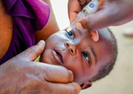 Child vaccinating polio