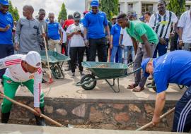 Le Représentant de l'OMS Burundi et le Maire de la ville de Bujumbura en pleins travaux communautaires.