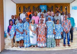 Photo de famille avec les femmes du bureau