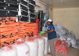L'assistante logistique de l'OMS à Anjouan avec une partie du matériel