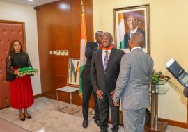 Remise de la médaille au Dr Yameogo, par le Ministre des Affaires Étrangères