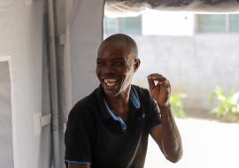 Rafael Daniel precisou de atendimento médico após o ciclone Chido passar pelo distrito de Mecufi. Para isso, utilizou os serviços em uma das tentas montadas pela OMS. Foto: Tiago Zenero/WHO Mozambique.
