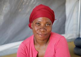 Erica Maila perdeu a casa durante o ciclone Chido e está abrigada provisoriamente em uma das tendas montadas pela OMS. Foto: Tiago Zenero/WHO Mozambique.