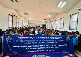 Photo de famille des participants au dialogue antitabac