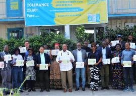 Photo de groupe du personnel de l'OMS en RDC, prise à Kinshasa, autour du Représentant, Dr Boureima Hama Sambo, à l'issue de la première expérience avec le laboratoire d'expérience des utilisateurs du BMS, également connu sous le nom de UX Lab.